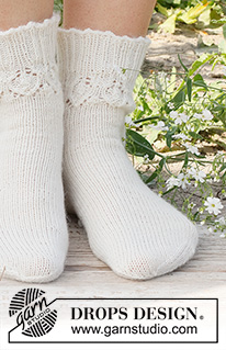 Meadow Mingle / DROPS 229-27 - Knitted socks in DROPS Fabel. Piece is knitted in stocking stitch with picot edge and lace pattern. Size 35 to 43