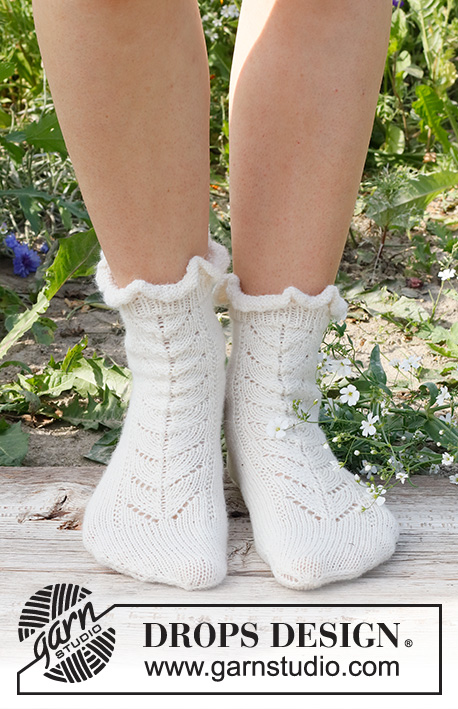 White Pine / DROPS 229-28 - Knitted socks in DROPS Nord. The piece is worked with lace pattern and flounces. Sizes 35-43 = US 4 1/2 – 12 1/2.