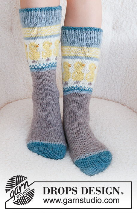 Dancing Chicken Socks / DROPS 229-33 - Gebreide sokken in DROPS Karisma. Het werk wordt van boven naar beneden gebreid, met veelkleurig patroon en Paaskuikens. Maten 35 - 46. Thema: Pasen.