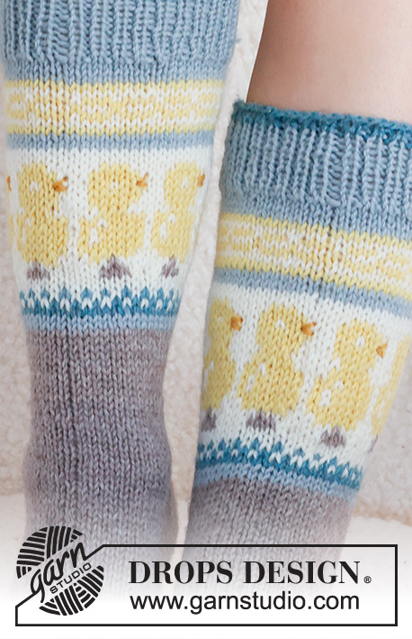 Dancing Chicken Socks / DROPS 229-33 - Gebreide sokken in DROPS Karisma. Het werk wordt van boven naar beneden gebreid, met veelkleurig patroon en Paaskuikens. Maten 35 - 46. Thema: Pasen.