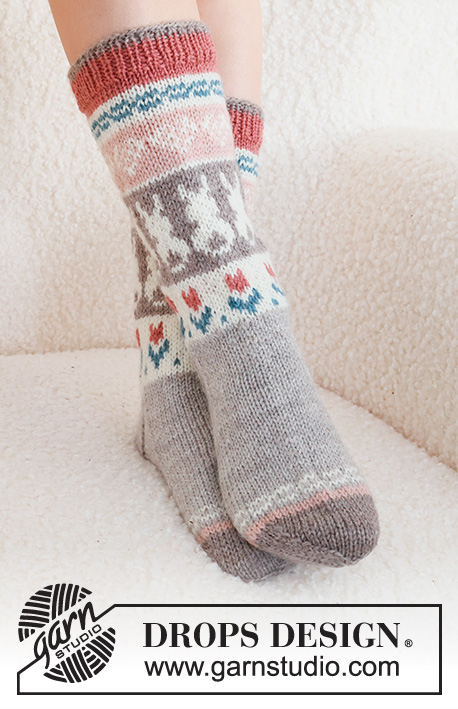Dancing Bunny Socks / DROPS 229-34 - Meias tricotadas de cima para baixo, em DROPS Karisma, em ponto meia, com jacquard de coração, coelho da Páscoa e flores. Do 35 ao 46. Tema: Páscoa.