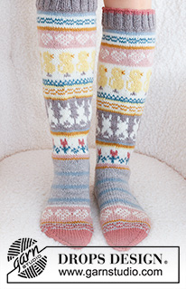 Easter Dance Socks / DROPS 229-35 - Strikkede sokker i DROPS Karisma. Arbejdet strikkes oppefra og ned, i glatstrik med flerfarvet mønster med hjerte, kylling / påskekylling, hare / påskehare og blomst. Størrelse 35 - 43. Tema: Påske.