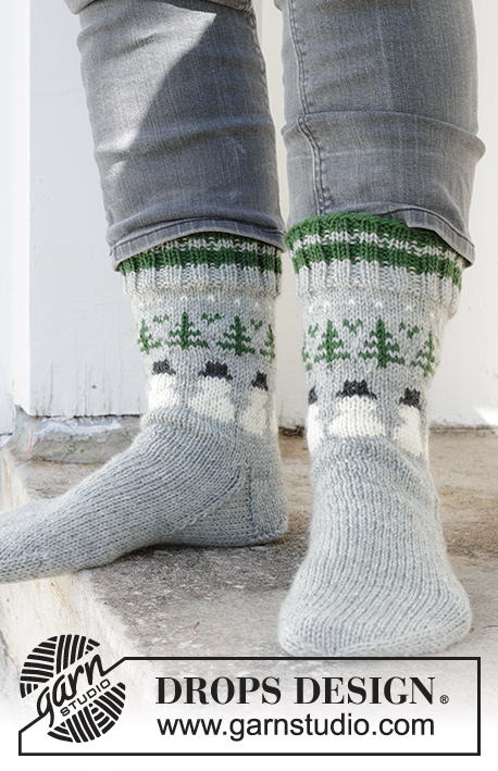 Snowman Time Socks / DROPS 233-16 - Strikkede sokker til herre i DROPS Karisma. Arbejdet strikkes oppefra og ned i flerfarvet mønster med grantræ og snemand. Størrelse 38 – 46. Tema: Jul.