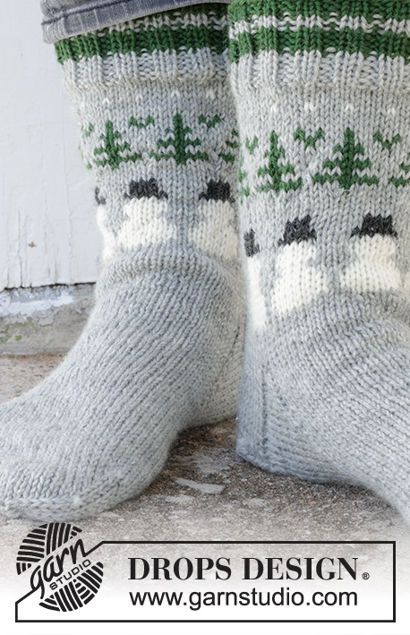 Snowman Time Socks / DROPS 233-16 - Gestrickte Socken für Herren in DROPS Karisma. Die Arbeit wird von oben nach unten mit mehrfarbigem Muster mit Tannen und Schneemännern gestrickt. Größe 38 – 46. Thema: Weihnachten.