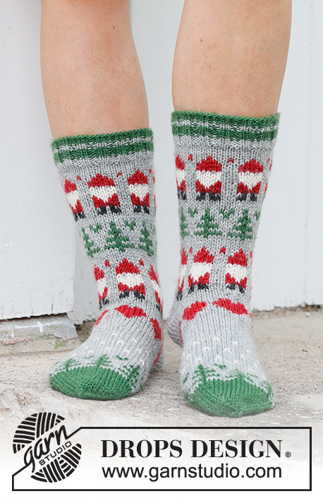 Christmas Time Socks / DROPS 234-63 - Gestrickte Socken in DROPS Karisma. Die Arbeit wird von oben nach unten mit mehrfarbigem Muster mit Weihnachtswichteln, Tannen und Herz gestrickt. Größe 35 – 43. Thema: Weihnachten.