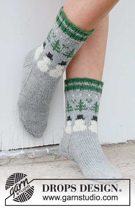 Snowman Time Socks / DROPS 234-64 - Meias tricotadas em DROPS Karisma. Tricotam-se de cima para baixo com jacquard de árvore de Natal e boneco de neve. Do 35 ao 43. Tema: Natal.