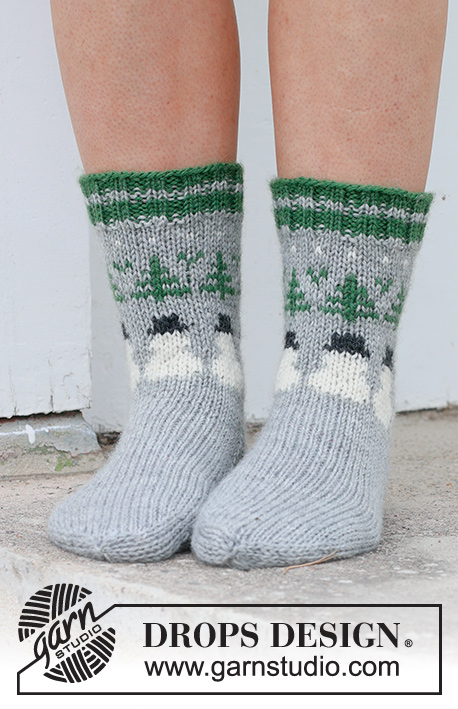 Snowman Time Socks / DROPS 234-64 - Knitted socks in DROPS Karisma. The piece is worked top down with colored Christmas tree and snowman pattern. Sizes 35 – 43 = US 4 1/2 – 12 1/2. Theme: Christmas.