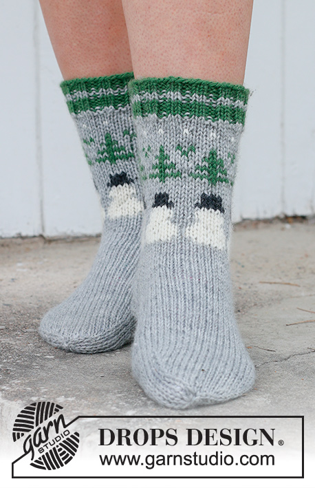 Snowman Time Socks / DROPS 234-64 - Skarpetki na drutach z włóczki DROPS Karisma. Przerabiane od góry do dołu, z żakardem w choinki i bałwanki. Od 35 do 43. Temat: Boże Narodzenie.