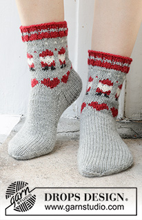 Santa Time Socks / DROPS 234-65 - Skarpetki na drutach z włóczki DROPS Karisma. Przerabiane od góry do dołu, z żakardem z Mikołaje i serca. Od 35 do 43. Temat: Boże Narodzenie.