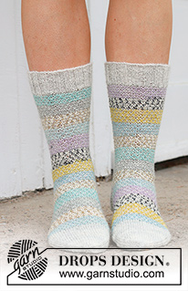 Sunset Dance Socks / DROPS 234-70 - Strikkede sokker i DROPS Fabel. Arbeidet strikkes ovenfra og ned med brutt perlestrikk. Størrelse 35 – 43.