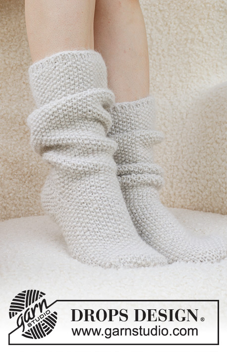 Snow White Socks / DROPS 234-73 - Gebreide sokken in DROPS Lima en DROPS Brushed Alpaca Silk. Het werk wordt van boven naar beneden gebreid met gerstekorrel. Maten 35 – 43. Thema: Kerst.