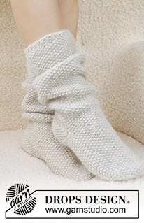 Snow White Socks / DROPS 234-73 - Stickade sockor i DROPS Lima och DROPS Brushed Alpaca Silk. Arbetet stickas uppifrån och ner i moss-stickning. Storlek 35 – 43. Tema: Jul.
