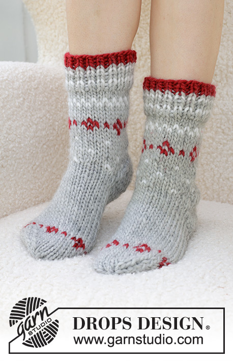 Christmas Sparkle Socks / DROPS 234-75 - Skarpetki na drutach przerabiane od góry do dołu, dżersejem i z żakardem norweskim, z włóczki DROPS Snow. Od 35 do 43. Temat: Boże Narodzenie.