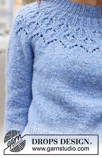 Rain Romance Sweater / DROPS 236-3 - Pulôver tricotado de cima para baixo com gola dobrada, encaixe arredondado e ponto rendado, em DROPS Air. Do S ao XXXL