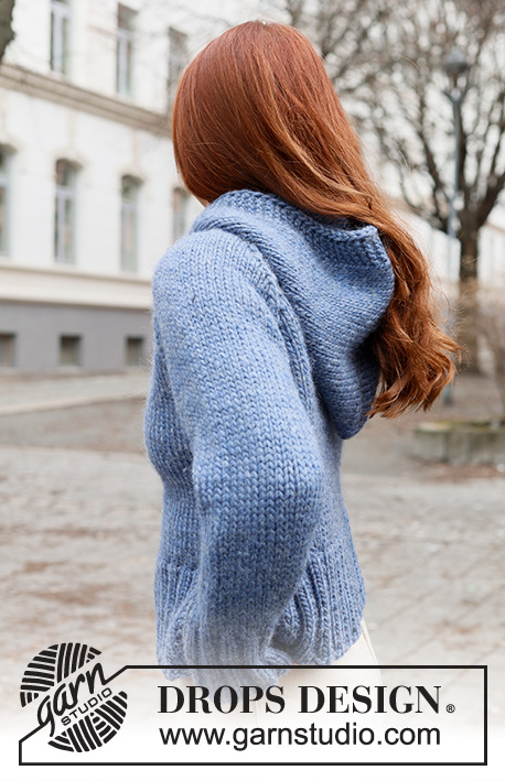 Chaperon Bleu / DROPS 236-4 - Raglánový pulovr s kapucí pletený lícovým žerzejem zdola nahoru z příze DROPS Snow. Velikost S - XXXL.