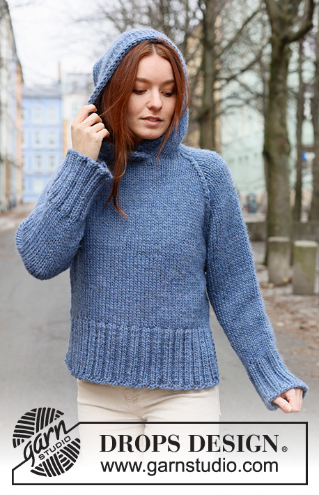 Chaperon Bleu / DROPS 236-4 - Sweter na drutach, przerabiany od dołu do góry, dżersejem z reglanowymi rękawami i kapturem, z włóczki DROPS Snow. Od S do XXXL.