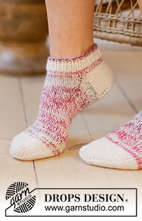 Sweet Treats / DROPS 238-29 - Pruhované kotníkové ponožky pletené lícovým žerzejem shora dolů z dvojité příze DROPS Fabel. Velikost 35 - 43.