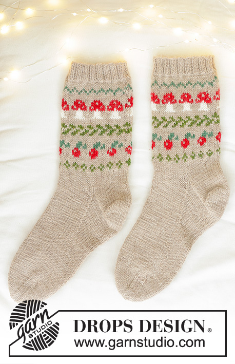 Mushroom Season Socks / DROPS 242-66 - Strikkede halvlange sokker i DROPS Nord. Arbeidet strikkes ovenfra og ned i flerfarget mønster med sopp og bær. Størrelse 35 – 43. Tema: Jul