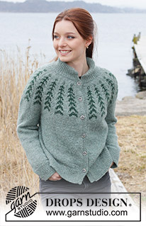 Ancient Woodlands Cardigan / DROPS 244-2 - Rozpinany sweter na drutach, przerabiany od góry do dołu, z włóczki DROPS Sky. Z podwójnym wykończeniem dekoltu, zaokrąglonym karczkiem, żakardem norweskim i pęknięciem na bokach. Od S do XXXL.