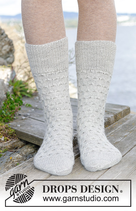 Step into Winter / DROPS 244-40 - Stickade sockor med bikupsmönster i DROPS Fabel.
Storlek 35 – 43.