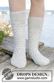 Step into Winter / DROPS 244-40 - Gebreide sokken met honingraatpatroon in DROPS Fabel. Maten 35 – 43.