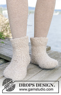 Snow Stompers / DROPS 244-41 - Ponožky - papučky háčkované z příze DROPS Alpaca Bouclé a DROPS Brushed Alpaca Silk. Velikost 35 – 43.