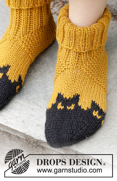 Holy Socks! / DROPS 244-43 - Kapcie na drutach z włóczki DROPS Alaska. Przerabiane od palców, z żakardem w nietoperze. Od 35 do 43. Temat: Halloween.