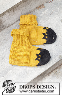 Holy Socks! / DROPS 244-43 - Strikkede tøfler i DROPS Alaska. Arbeidet strikkes fra tåen og opp med flerfarget mønster med flaggermus. Størrelse 35-43. Tema: Halloween.