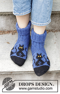 Bewitched Cat Socks / DROPS 244-44 - Chaussons tricotés en DROPS Alaska. Se tricotent à partir de la pointe, avec jacquard chats. Du 35 au 43. Thème: Halloween.