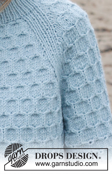 Mermaid Bay / DROPS 245-1 - Sweter na drutach przerabiany od góry do dołu z włóczki DROPS Nepal. Z podwójnym wykończeniem dekoltu, reglanowymi rękawami, ściegiem plaster miodu i pęknięciami na bokach. Od S do XXXL.