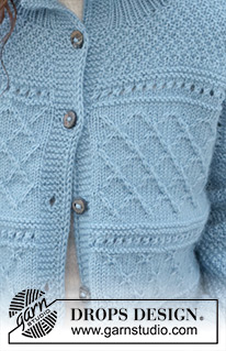 Blue Diamonds Cardigan / DROPS 245-15 - Veste tricotée de haut en bas en DROPS Karisma et DROPS Kid-Silk. Se tricote avec épaules biaisées, point fantaisie relief, fente sur les côtés et col montant. Du S au XXXL.