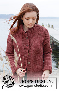 Rustic Berry Cardigan / DROPS 245-27 - Gilet tricoté de bas en haut en DROPS Alaska. Se tricote avec point fantaisie relief, épaules biaisées et col doublé. Du S au XXXL.