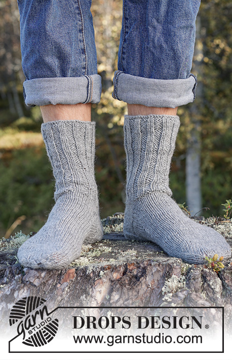Rock the Sock / DROPS 246-34 - Meias tricotadas para homem com 2 fios DROPS Fabel. Tricotam-se de cima para baixo em canelado e em ponto meia. Do 38 ao 46.