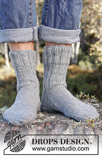 Rock the Sock / DROPS 246-34 - Meias tricotadas para homem com 2 fios DROPS Fabel. Tricotam-se de cima para baixo em canelado e em ponto meia. Do 38 ao 46.