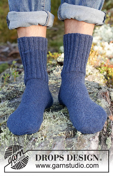 Seaside Skippers / DROPS 246-35 - Pánské ponožky s pružným vzorem pletené shora dolů z příze DROPS Fabel. Velikost 38 - 46.