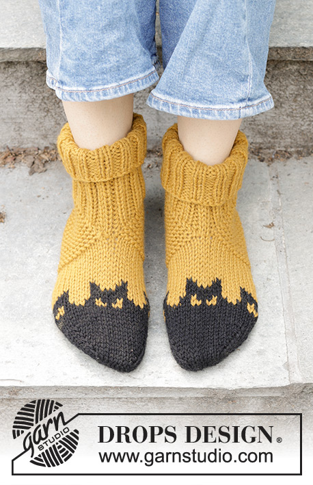 Holy Socks! / DROPS 246-40 - Pantufas tricotadas para homem em DROPS Alaska. Tricotam-se a partir da ponta, com jacquard de morcegos. Do 38 ao 46. Tema: Halloween.