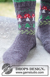 Mushroom Season Socks / DROPS 246-43 - Stickade halvlånga sockor till herr i DROPS Karisma. Arbetet stickas uppifrån och ner i slätstickning med flerfärgat mönster med svamp och gran. Storlek 35 – 46. Tema: Jul.