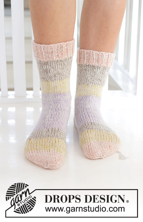 Spring Stripes Socks / DROPS 247-17 - Kötött lábbeli harisnyakötéssel és bordásmintával, 2 szál DROPS Nord fonalat összefogva. 35 - 43 -as méretben