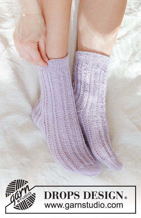 Sweet Chamomile Socks / DROPS 247-18 - Knitted socks with rib and English rib in DROPS Nord. Sizes 35 – 43 = 4 1/2 to 12 1/2.