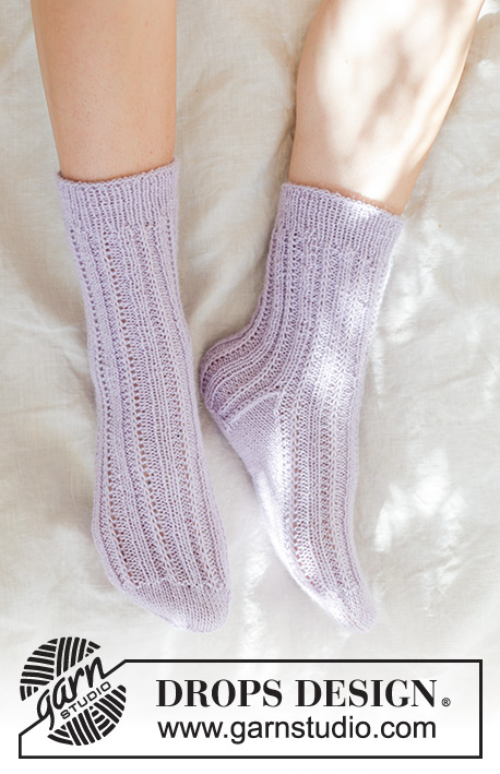 Sweet Chamomile Socks / DROPS 247-18 - Stickade sockor med resår och patent i DROPS Nord. Storlek 35 – 43.