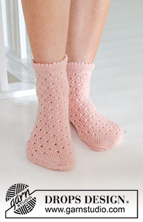 Pretty in Peach Socks / DROPS 247-19 - Stickade sockor med hålmönster i DROPS Nord. Storlek 35 - 43.