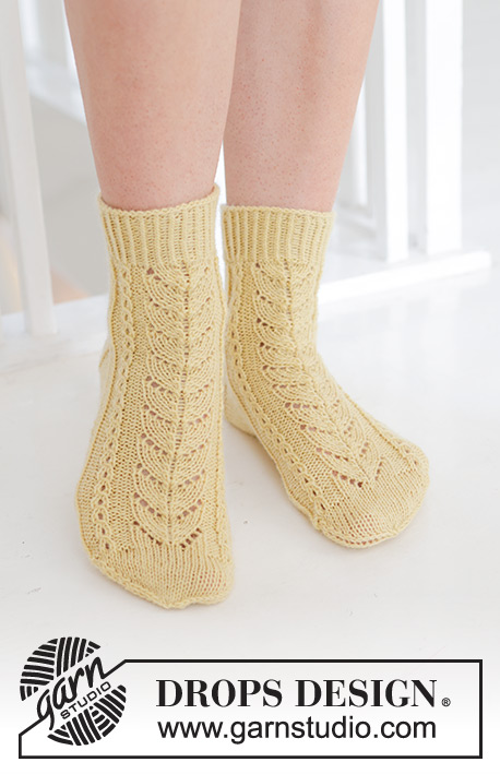 Bright Morning Socks / DROPS 247-20 - Chaussettes tricotées en DROPS Nord. Se tricotent avec point ajouré. Du 35 au 43.