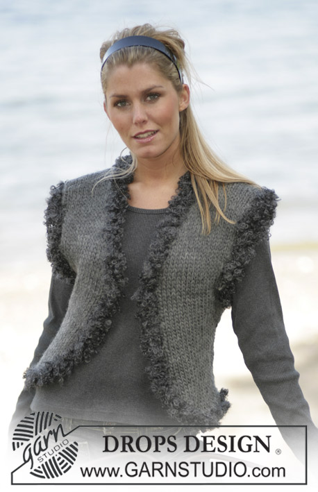 Camelot Cardigan / DROPS 97-7 - Weste in „Snow“ mit Kante in „Puddel“