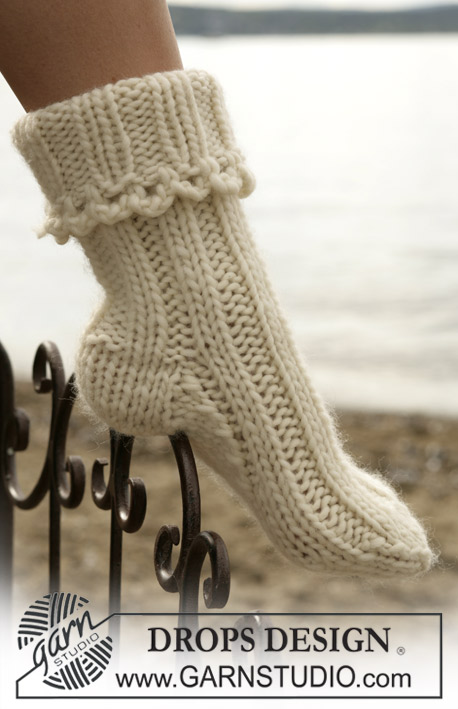DROPS 98-10 - Ponožky pletené pružným vzorem z příze DROPS Snow. Velikost: 35-44.