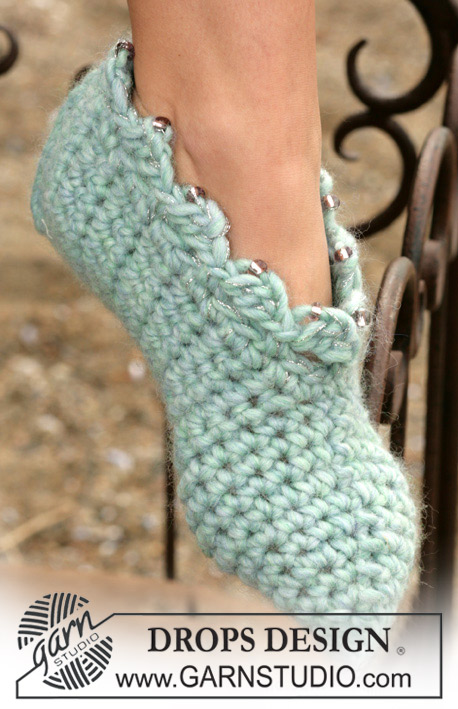 DROPS 98-25 - DROPS Crochet slippers in Snow