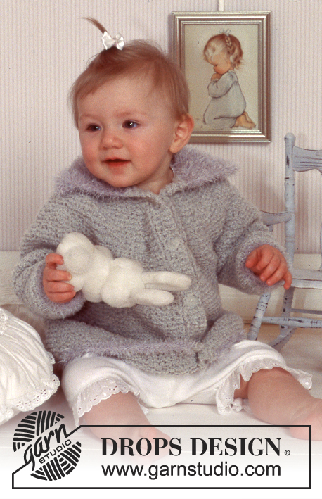 Cushy Coat / DROPS Baby 11-19 - Ainaoikeinneulottu takki Ull-Bouclé-langasta jossa reunukset ja kaulus ”Pelliza”-langasta