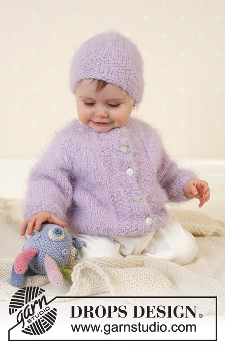 Baby Sofie / DROPS Baby 13-11 - Cardigan con sprone arrotondato, cappello, giocattolo morbido e coperta in Symphony o Melody.