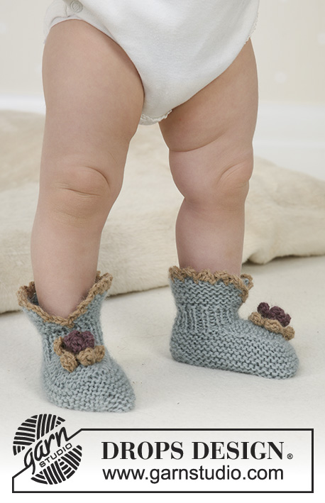 Tiptoe Tulip / DROPS Baby 14-11 - Knitted booties in garter stitch with crochet flower in DROPS Alpaca. Sizes baby and children from 1 month to 4 years.
