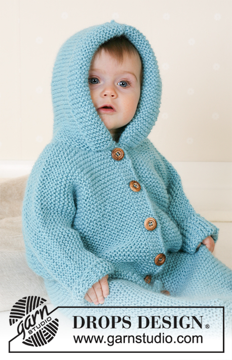 Dreamy Bluebell / DROPS Baby 14-14 - Nid d'Ange avec capuche tricoté au point mousse, en DROPS Alpaca. Taille bébé et enfant, du 1 mois au 4 ans.