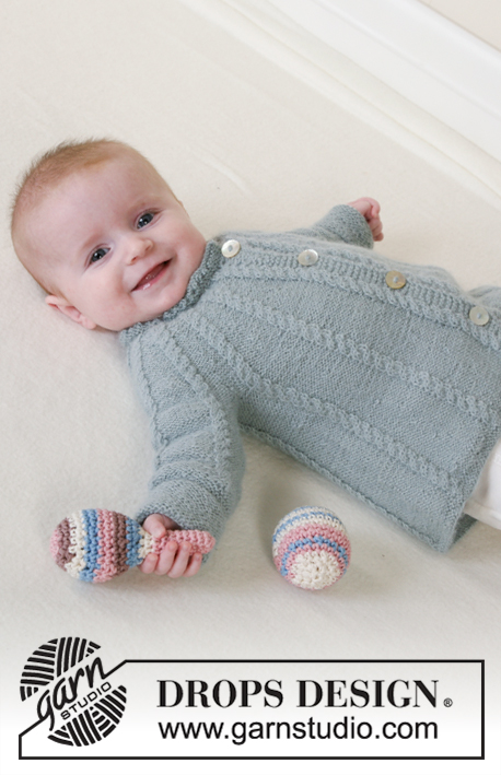 Lille Trille / DROPS Baby 14-2 - Gebreid vest met ronde pas en kabels, muts met pompons, wanten en sokken in DROPS Alpaca voor baby en kinderen. Maat 1 tot 3 jaar.